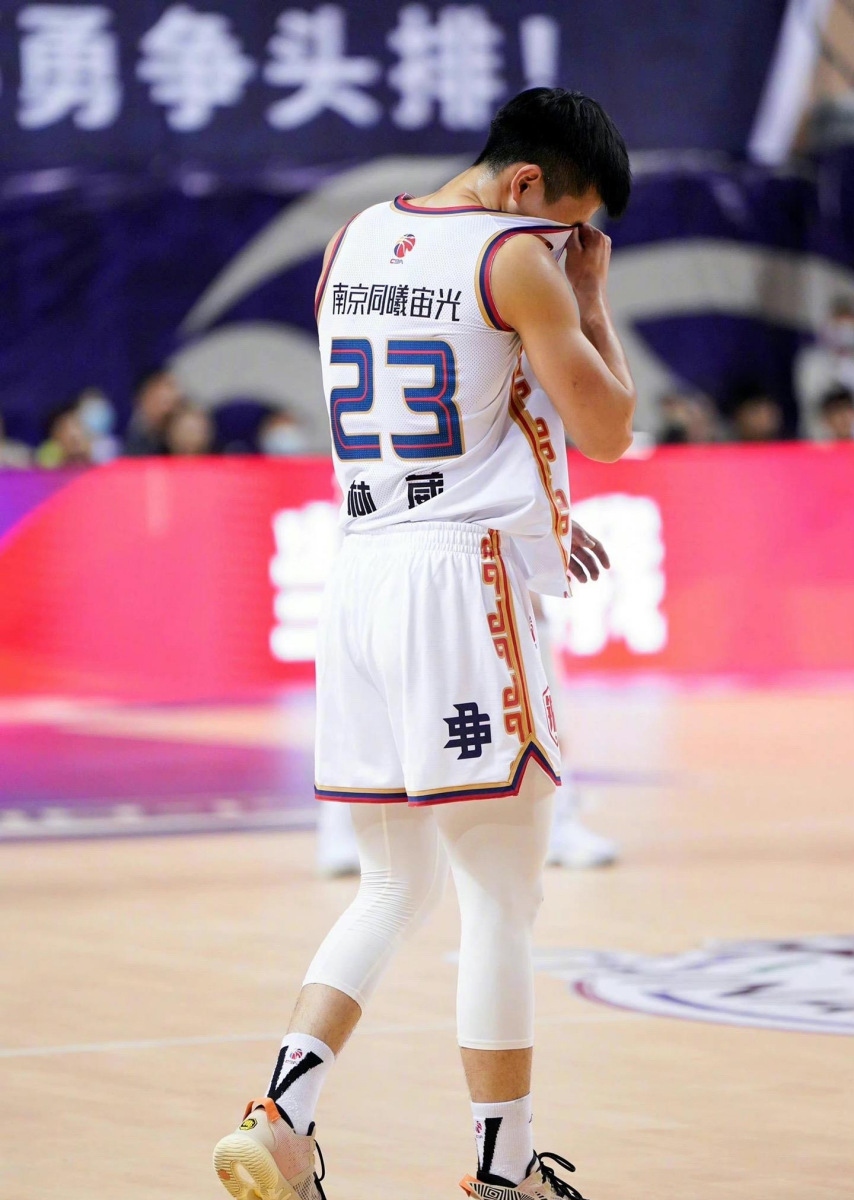 开云-深圳男篮发布备战花絮，今晨更衣室发声，德甲任务艰巨，训练强度明显提升